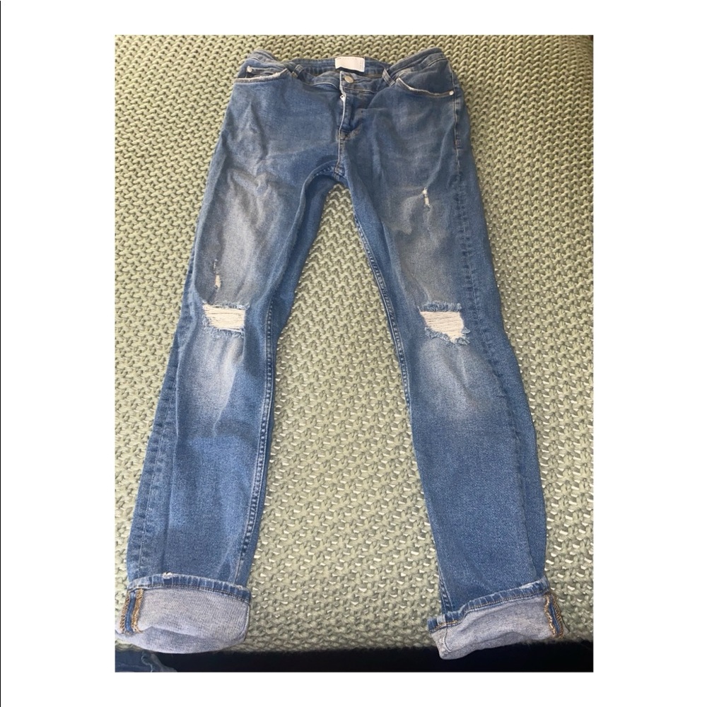 Distressed skinny jeans